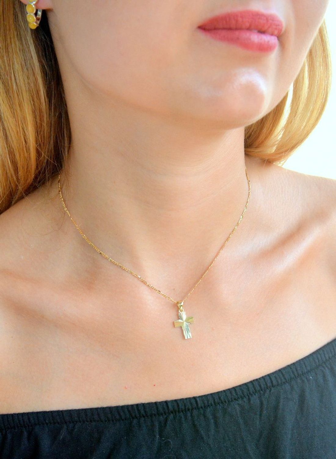 Złota zawieszka 375 krzyżyk z ozdobnym grawerowaniem ZA 3823 375. Złota zawieszka krzyżyk. Złoty krzyżyk damski, męski. Zawieszka krzyżyk z grawerowaniem. Złoty krzyżyk idealny na prezent (1).jpg